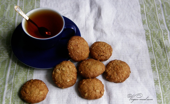 Чашка чая и геркулесовое печенье
