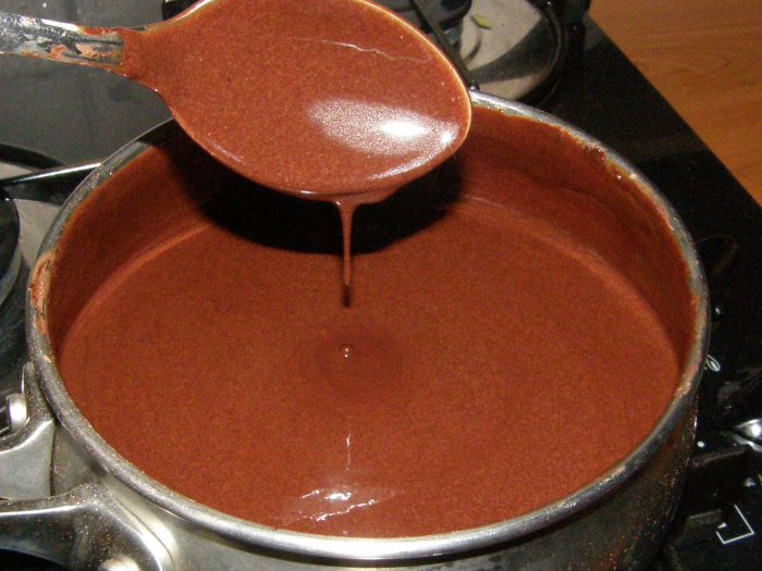опускать готовые конфеты в горячую шоколадную глазурь