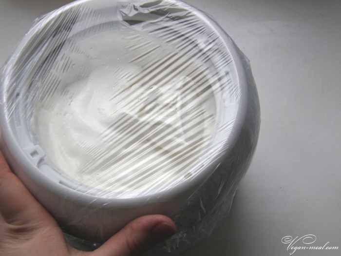 Ёмкость мороженицы накрыть полиэтиленом оставить в морозилке застывать до нужной консистенции