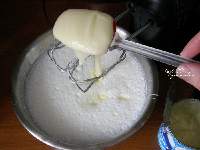 постепенно начать добавлять охлаждённое сгущённое молоко