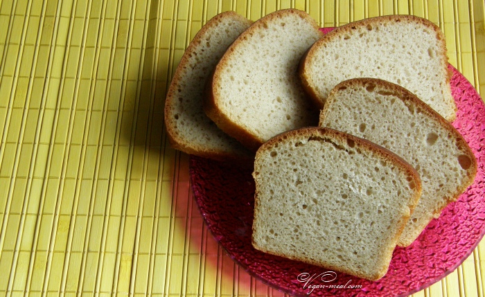 Белый хлеб из пшеницы высшего сорта на закваске