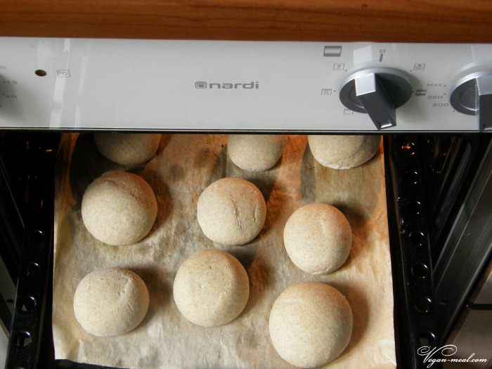 Духовку разогреть до 150°. Подошедшие хлебцы поставить в духовку на 10 минут, затем увеличить температуру до 180°, выпекать еще 10-15 минут