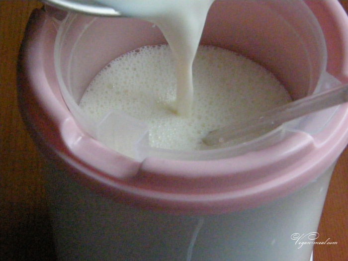 перелить молоко с закваской в йогуртницу