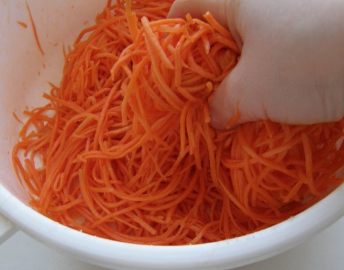 помять морковь руками