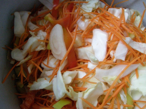 сложите нашинкованные овощи в эмалированную пасуду