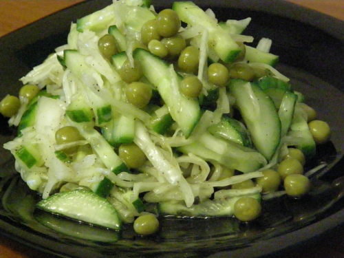 Салат из капусты, огурца, горошка и зелени