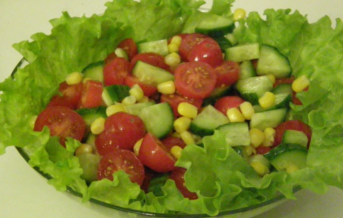 Салат с кукурузой и черри