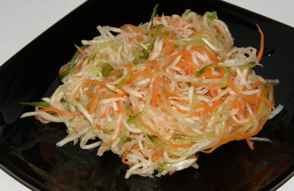 Салат из корня сельдерея с морковью и сыром