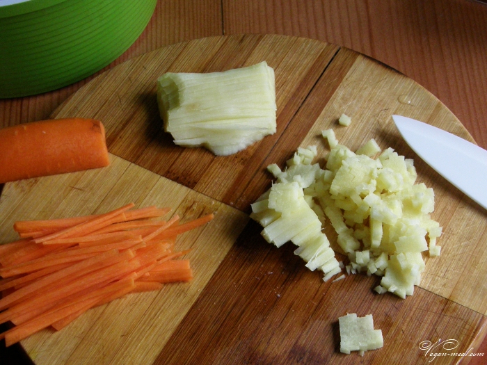 Морковь и имбирь нашинковать мелкими кубиками