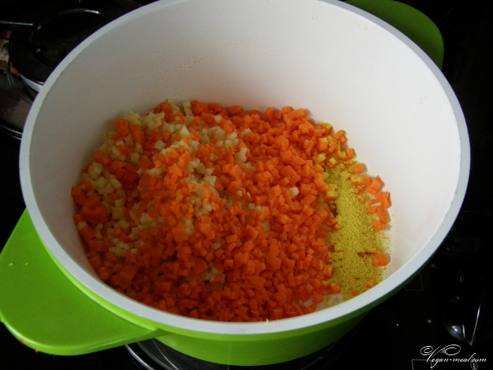 Морковь и имбирь обжарить в масле с асафетидой