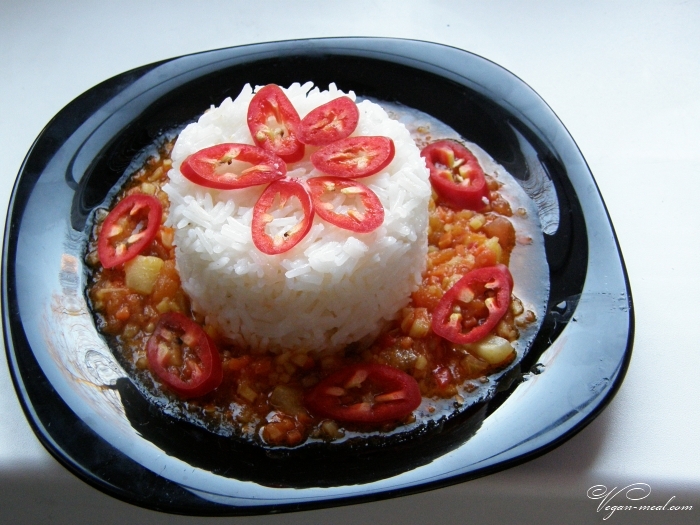 Рис с пряной подливкой из овощей