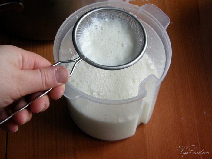 остывшее молоко процедить через сито для удаления пенок