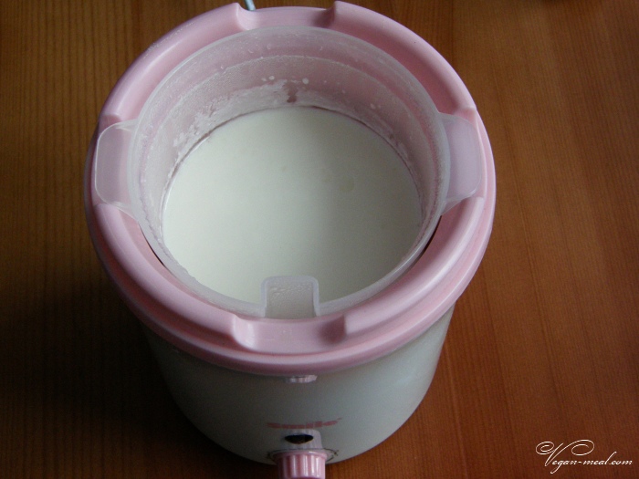готовый йогурт имеет глянцевую поверхность
