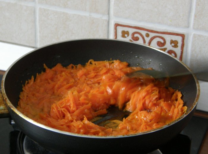 обжарить морковь с асафетидой в растительном масле