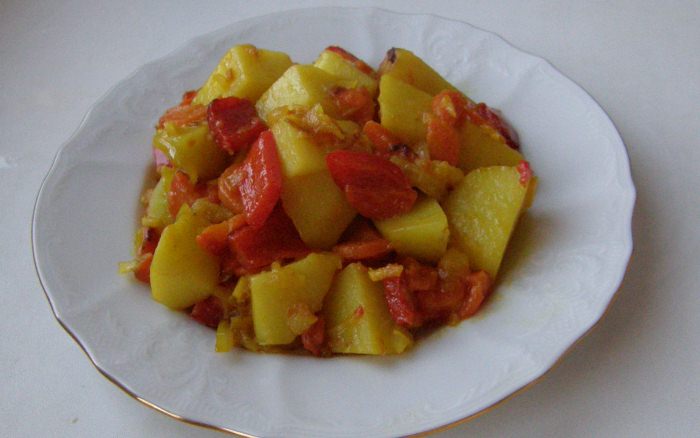 Тушеная картошка с мясом, морковью и луком в сковороде