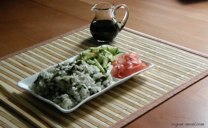 Рис с морской капустой, нори и имбирем