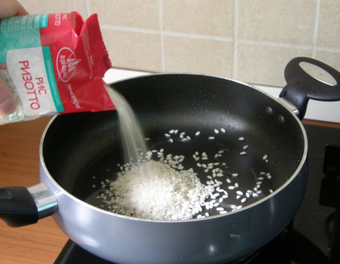 добавить в сковороду рис сорта Арборио