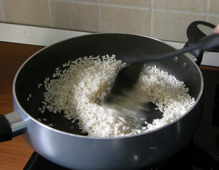 помешивая обжаривать рис