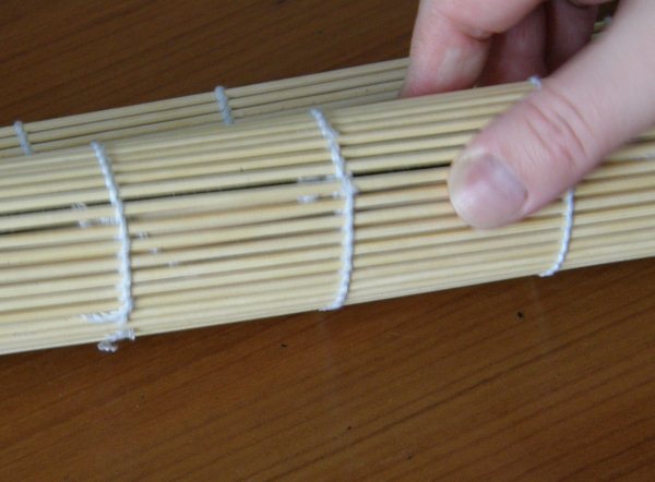 заверните ролл в бамбуковую циновку