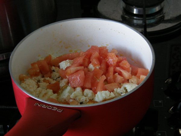 добавить мелко нарезанные помидоры, посолить чёрной солью