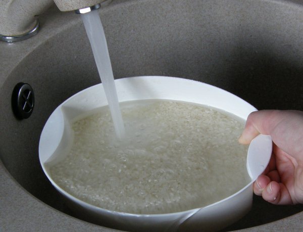 промыть рис проточной водой