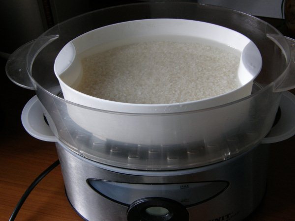 Залить рис очищенной водой на 1,5 см выше уровня риса