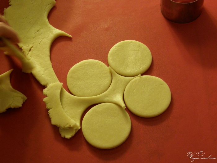 Убрать тесто с силиконового коврика и акуратно переложить фигурки печенья на пртивень