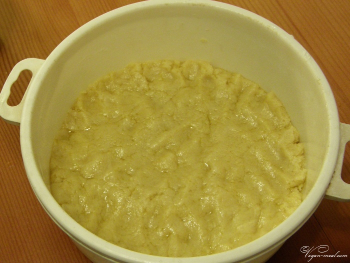 Песочное пшенично-рисовое тесто, накрыть и убрать на холод на 30-60 минут