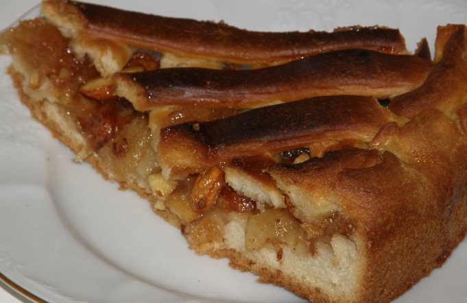 постный пирог с яблоками и орехами