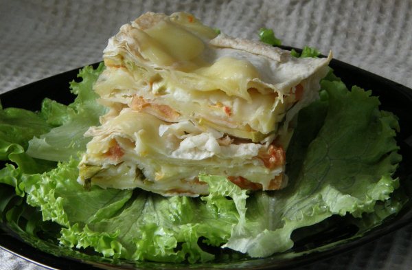 слоёный пирог из лаваша с сыром и овощами