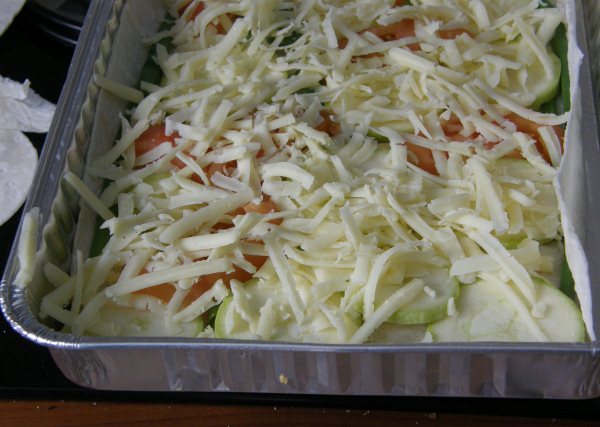 на армянский лаваш выложить овощи и посыпать сыром