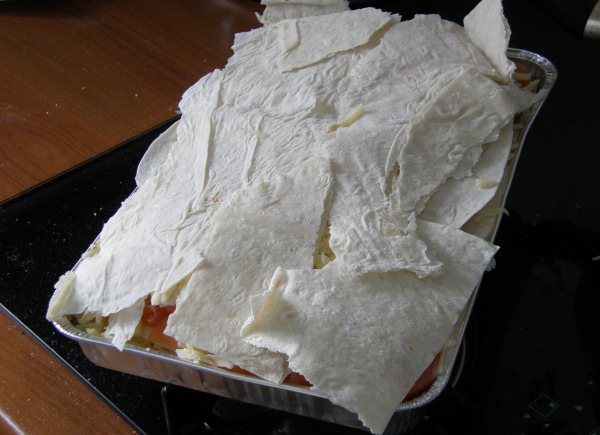 последний слой лаваша закрывает слоёный пирог