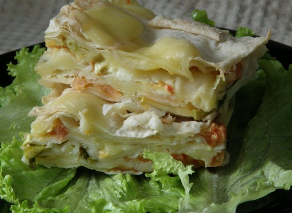 слоёный пирог из лаваша с сыром и овощами