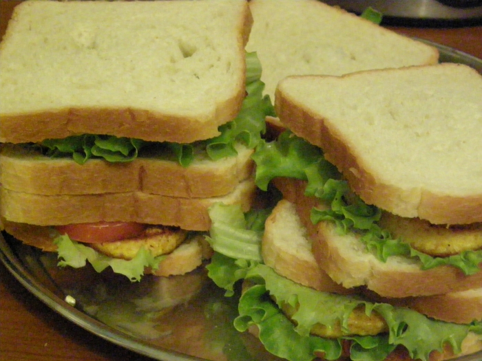 сэндвич с сыром помидором и салатом