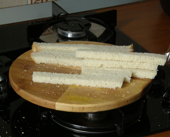 нарезаем хлеб на полоски толщиной 7-8 мм