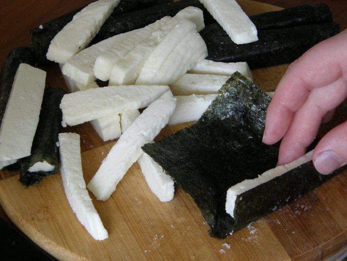 адыгейский сыр завернуть в листы морской капусты