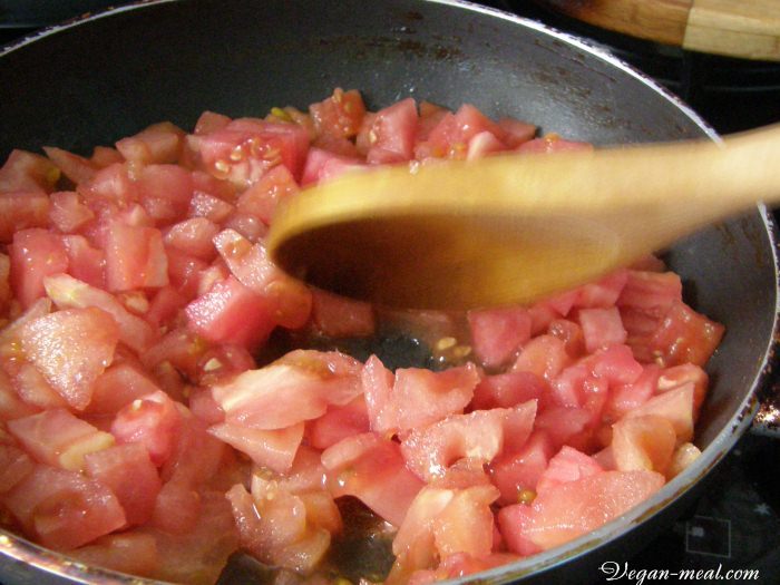 тушить помидоры помешивая выпаривая жидкость